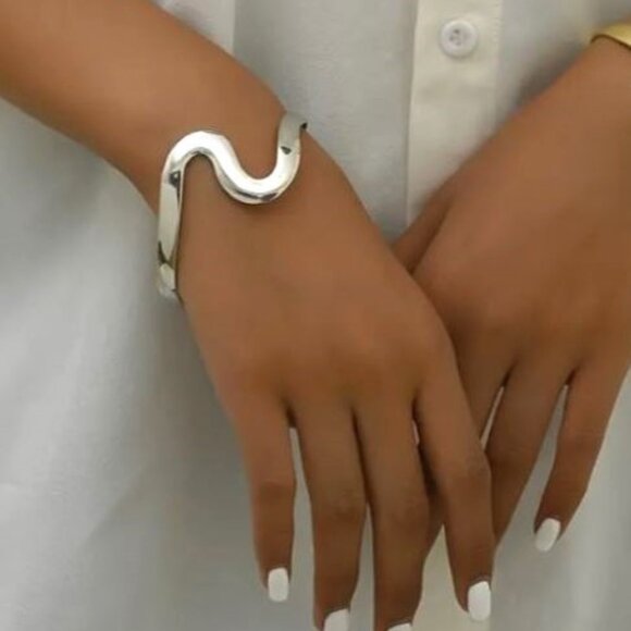 NEW 14K White Gold Plated Silver Minimalist Wavy Bangle Bracelet Cuff - Picture 1 of 3